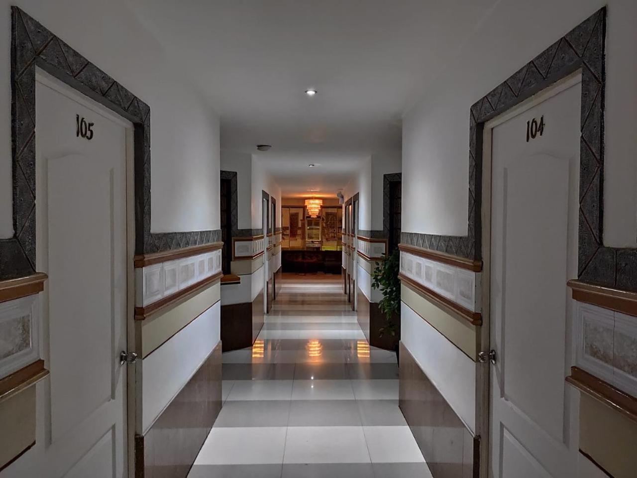 Rizzo Plaza Hotel 툼베스 외부 사진