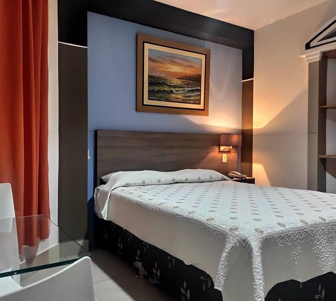Rizzo Plaza Hotel 툼베스 외부 사진