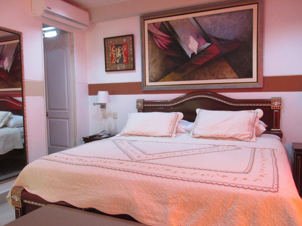 Rizzo Plaza Hotel 툼베스 외부 사진