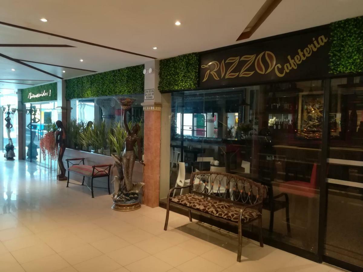 Rizzo Plaza Hotel 툼베스 외부 사진