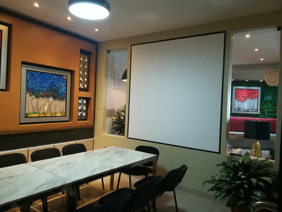 Rizzo Plaza Hotel 툼베스 외부 사진